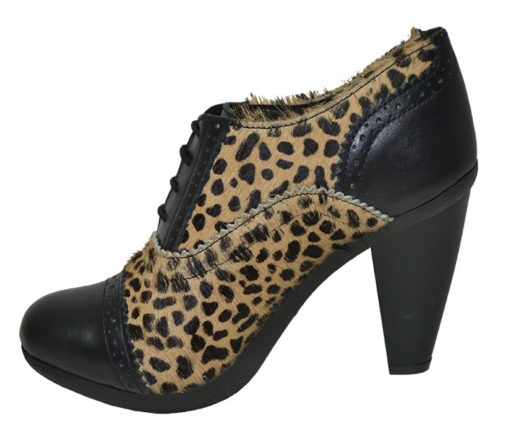 chaussures à talons en cuir grainé noir impression léopard sur fourrure bovine
