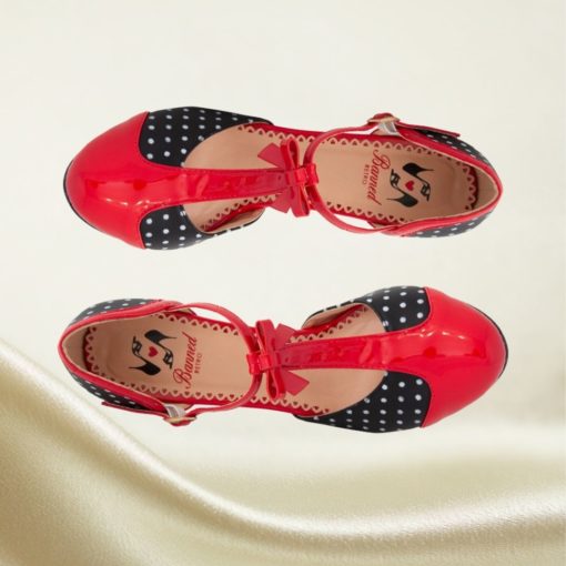 Chaussures à talonos rouges et noires style vintage