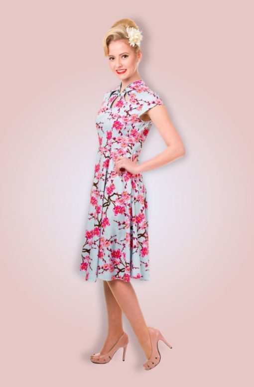 Robe swing style vintage, manche courtes, bleu ciel et fleurs, Banned – Image 2