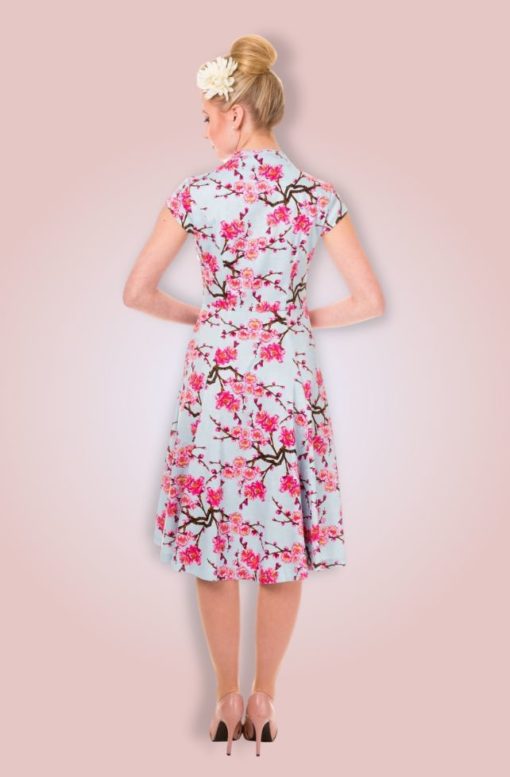 Robe swing style vintage, manche courtes, bleu ciel et fleurs, Banned – Image 4