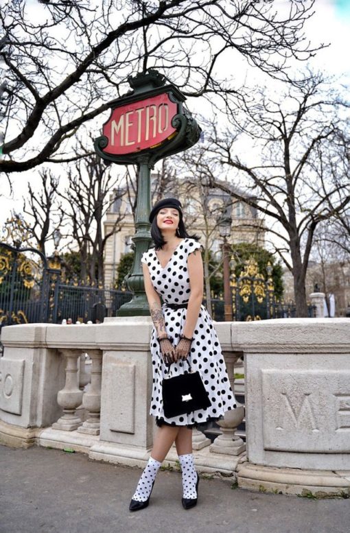 robe swing évasée trapèze retro vintage sans manche col V ceinture décorative blanc blanche pois polka dot noir cintré midi fifties 50s années 50 pin up elegant chic classe casual quotidien tissu coton sans jupon hearts and roses