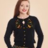 cardigan retro vintage broderie oiseau feuilles plante noir jaune vert rouge bouton coeur col rond manche longue usa america british anglais banned fifties années 50 50s