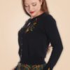 cardigan retro vintage broderie oiseau feuilles plante noir jaune vert rouge bouton coeur col rond manche longue usa america british anglais banned fifties années 50 50s