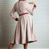 robe swing années 50, couleur parme avec contrastes rouille, avec poches, de dos Station Vintage, fond vintage