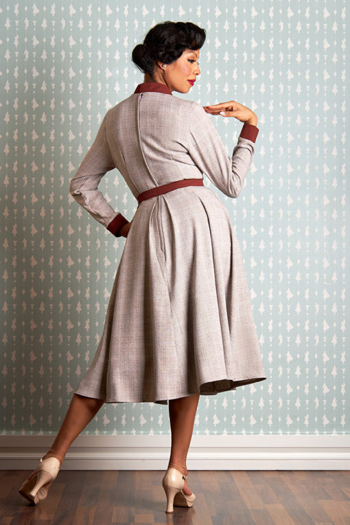 robe swing années 50, couleur parme avec contrastes rouille, avec poches, de dos Station Vintage, fond vintage