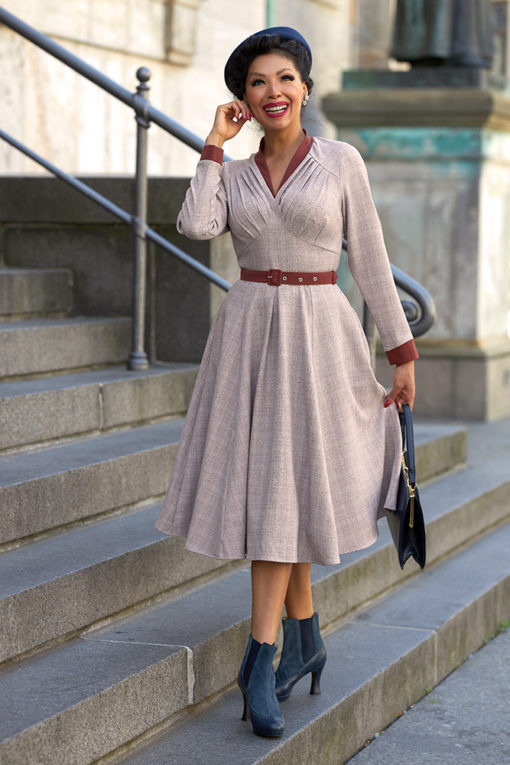 robe swing années 50, couleur parme avec contrastes rouille, avec poches, de face Station Vintage