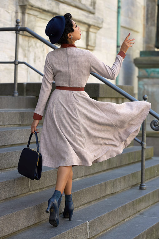 Robe swing style vintage, parme avec détails contrastés rouille. avec poches de dos