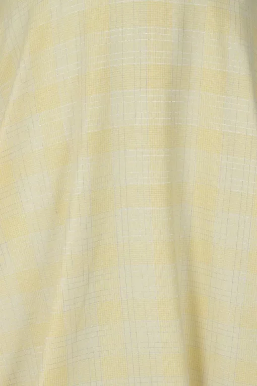 Gros plan sur un tissu tartan jaune avec des filaments argentés.