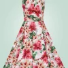 Une robe swing sans manches avec un imprimé floral complet de roses rouges et roses et des feuilles vertes sur un fond blanc.