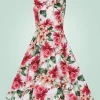 Le dos d'une robe swing à imprimé floral avec un design de roses rouges et roses et des feuilles vertes sur fond blanc.