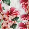 Zoom sur le tissu de la robe swing montrant des roses roses délicates et des feuilles vertes.
