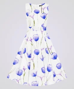 Robe Swing Florale Cathy à la silhouette évasée avec imprimé d'iris bleus et violets sur fond blanc.