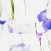 Motif floral en détail sur une étoffe de robe vintage, iris bleus et violets sur un fond blanc éclatant.