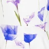 Gros plan sur le tissu d'une robe avec un motif de fleurs iris bleues et violettes sur fond blanc.