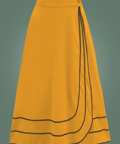 Jupe circulaire et enveloppante de couleur jaune moutarde typique des années 50. Des liserets noirs viennent compléter finement les finissions avec des motifs simple et spécifiques aux années 50.