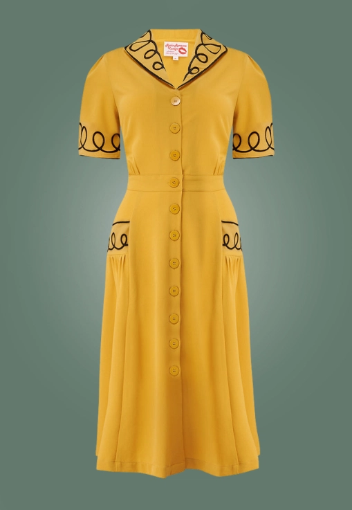 Robe vintage jaune avec des motif noirs contrasté.