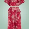 Robe de style tiki rouge à motif de palmes et fleurs avec boutons et ceinture marrons.