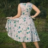 robe-swing-style-retro-50s-grise imprimee-fleurs-blanches-roses-col-chemisier-dos