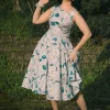 robe-swing-style-retro-50s-grise imprimee-fleurs-blanches-roses-col-chemisier-tete-levee